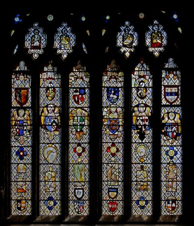 Fenêtre Chapelle St Nectan Sw représentant des anges avec des écussons ; anges réinitialisés, têtes et médaillons. les quatre symboles des Évangélistes - English School