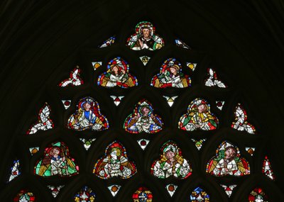 Fenêtre e-1 représentant le Christ avec des anges portant les Instruments de la Passion - English School