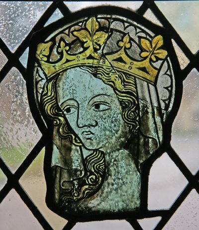 Fenêtre dans les cloîtres représentant une tête féminine (saintée et couronnée) - English School