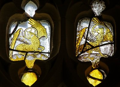 Fenêtre représentant les symboles des évangélistes - le taureau de Saint Luc et l