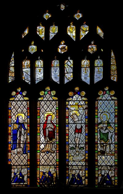 Fenêtre n3 représentant Saint Antoine, la Vierge Marie, Saint Jean à la Crucifixion. Donateurs - English School