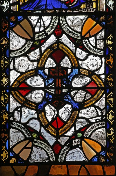Fenêtre n4 représentant grisaille et emblème de Saint Pierre - English School