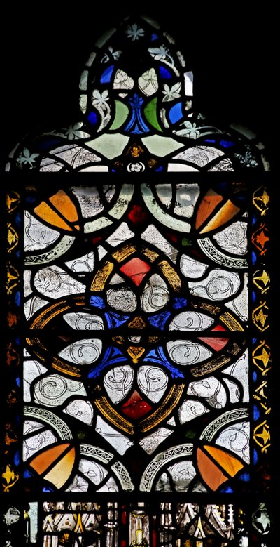 Fenêtre n4 représentant grisaille et motif géométrique - English School