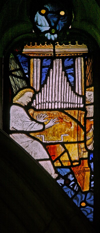 Fenêtre s1 représentant des anges musiciens avec un orgue - English School
