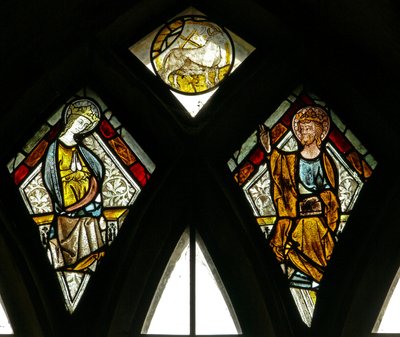 Fenêtre s6 représentant le taureau (concernant Saint Luc?) et le Couronnement de la Vierge - English School