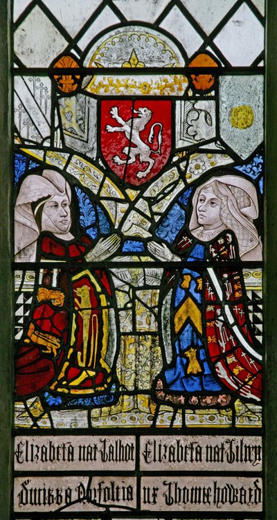 Fenêtre w1 représentant Elizabeth Talbot, duchesse de Norfolk et Elizabeth Tilney, comtesse de Surrey avec les armoiries de la famille Mowbray au-dessus - English School