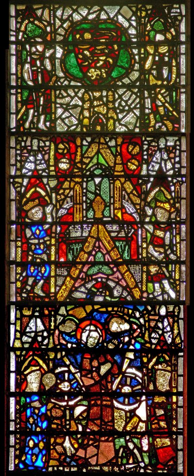Fenêtre w42 représentant Sainte Catherine torturée : au-dessus se trouve un blason royal - English School