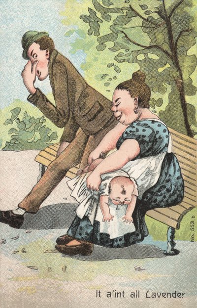 Femme changeant un bébé dans le parc - English School