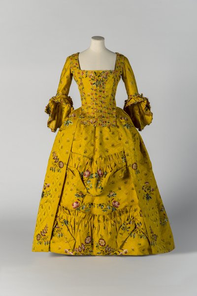 Robe ouverte et jupon brodés de jaune, c.1750 (soie) - English School