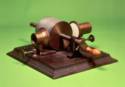 Réplique du premier phonographe, inventé par Thomas Alva Edison en 1877 - English School English School
