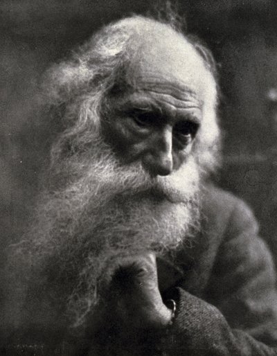Gros plan du célèbre sculpteur Vincenzo Gemito caressant sa barbe blanche - Ercole Massaglia