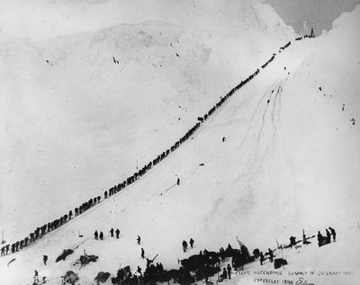 Les porteurs montant le sommet du col de Chilkoot, de 