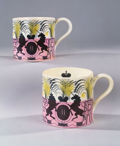 Une paire de tasses Wedgewood commémorant le couronnement de Sa Majesté la Reine Elizabeth II, 1953 - Eric Ravilious