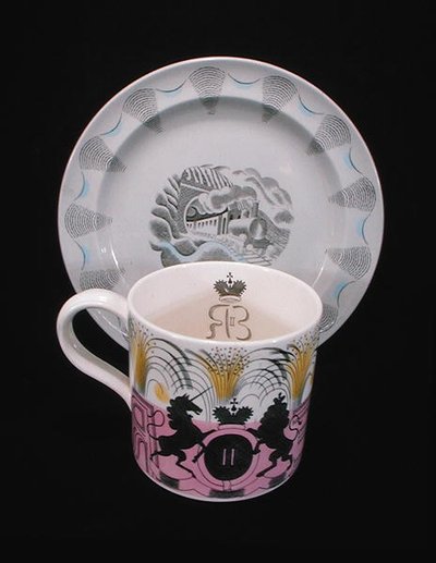 Mug de couronnement et assiette 