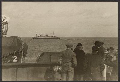 [Groupe de personnes sur le pont d