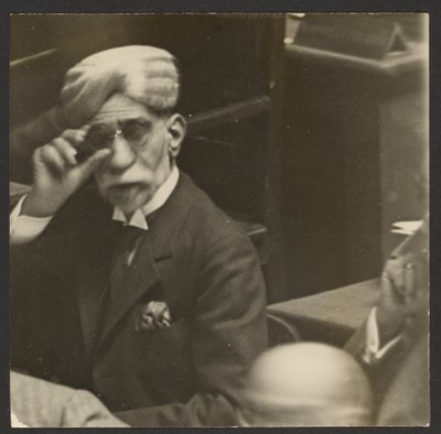 [Homme assis avec un turban et des lunettes noires] - Erich Salomon