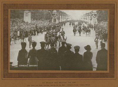 Célébrations de la victoire à Londres en 1919, Sir Douglas Haig saluant le roi (photo n/b) - Ernest Brooks