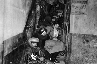 Un escalier dans un refuge de nuit, Paris, 1931 - Ernest Flammarion