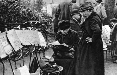 Vendeurs de timbres aux Champs-Élysées, Paris, 1931 - Ernest Flammarion