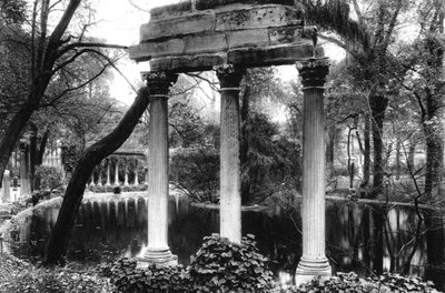 Les colonnes corinthiennes des Naumachies, Parc Monceau, Paris, 1931 - Ernest Flammarion