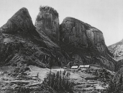 Ichangfu, Pi kia shan, Hupei, La montagne du porte-pinceau en face du temple de la grotte du roi dragon - Ernst Boerschmann