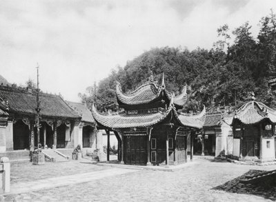 Miao tai tze, Shensi, Cour principale du monastère - Ernst Boerschmann