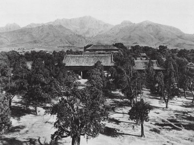 Taianfu, Tai miao, Shantung, vue du Mont Sacré Tai shan au-dessus du Grand Temple au nord - Ernst Boerschmann