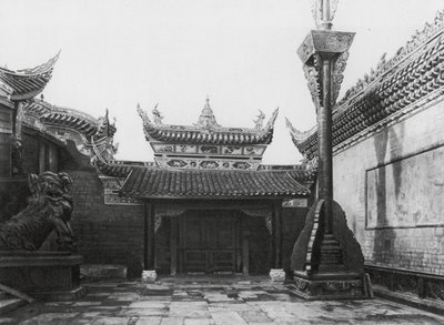 Tzeliutsing, Shansi hui kuan, Szechuan, Cour intérieure avec entrée latérale et mât de drapeau dans le club Shansi - Ernst Boerschmann