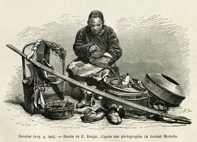 Le savetier ambulant répare les bottes mais aussi les harnais des voitures des hauts fonctionnaires du palais, au pied de la Porte de la Fleur Orientale du Palais Impérial à Pékin. Gravure d