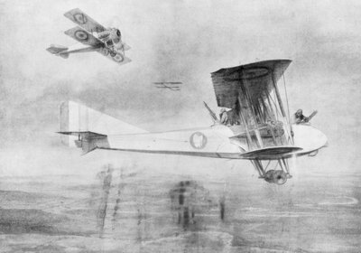 Avion à trois places en mission photographique, protégé par un avion de chasse Spad, 1918 1926 - Etienne Cournault