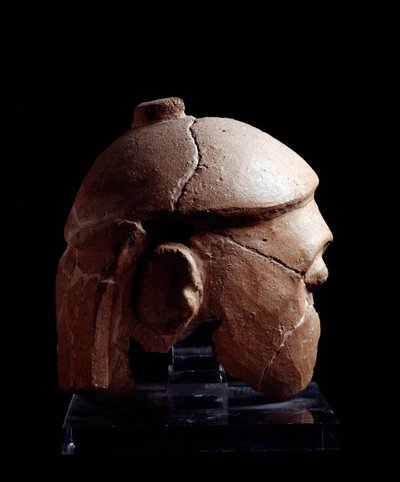 Civilisation étrusque : tête casquée en terre cuite du groupe Antenanti de Murlo, Poggio Civitate, Italie - 580-570 av. J.-C. - Etruscan