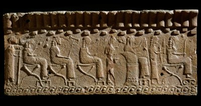 Civilisation étrusque : frise en terre cuite ornée de bas-reliefs de divinités et de dignitaires assis. 580 av. J.-C. Dim. 24x54 cm. Du palais de Murlo. Murlo, Antiquarium Comunale - Etruscan