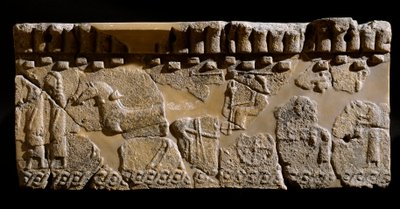 Civilisation étrusque : frise en terre cuite décorée d