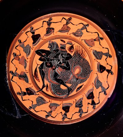 Kylix en terre cuite représentant Hercule combattant Triton, entouré de dix-sept Néréides dansantes, VIe siècle av. J.-C. - Etruscan