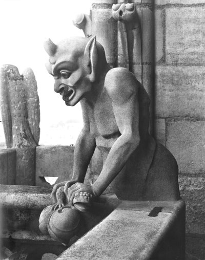 Gargouille de la balustrade de la Grande Galerie, diable tenant un crapaud, réplique d