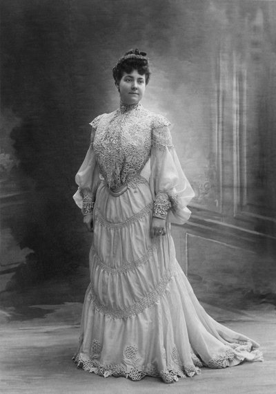 Mme Paul de la Cramerye avec une robe en dentelle - Eugene Pirou