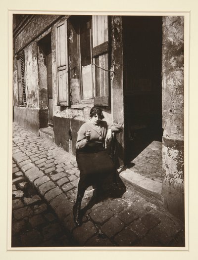 La Villette, fille publique faisant le quart, 19e. Avril 1921 - Eugène Atget