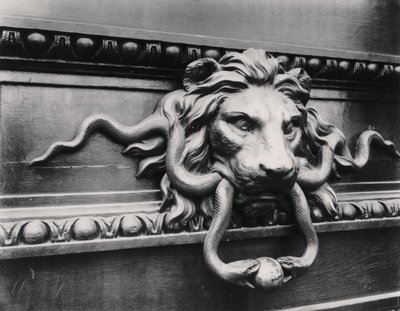 Heurtoir de porte en forme de lion, Paris - Eugène Atget