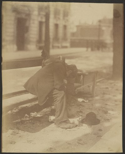 [Vagabond assis] - Eugène Atget