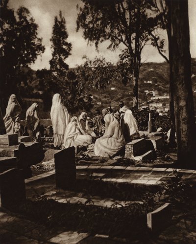 Alger, Femmes Arabes dans un cimetière - European Photographer
