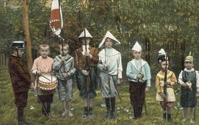 Groupe de garçons jouant aux soldats - European Photographer