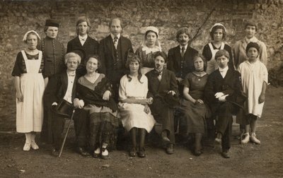Portrait de groupe de jeunes en costume - European Photographer