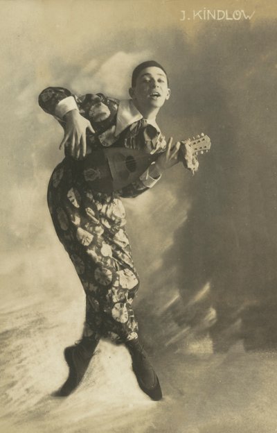Pierrot jouant du luth (photo n/b) - European Photographer