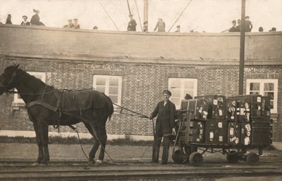Porteur avec un chariot à bagages tiré par des chevaux aux docks - European Photographer