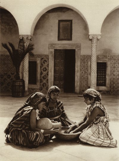 Tunis, Groupe de femmes dans une maison arabe - European Photographer