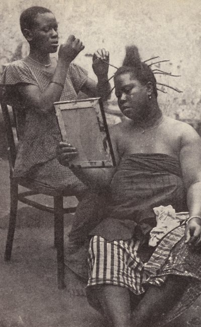 Femme ouest-africaine se faisant coiffer - European Photographer