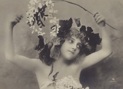 Fille avec une couronne de vigne (photo n/b) - European School