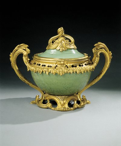 Vase pot-pourri Louis XV (porcelaine céladon chinoise montée en or moulu) - European School
