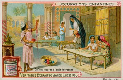 Enfants maures travaillant dans une école de broderie - European School