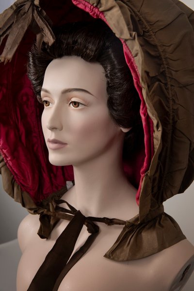 Calèche en soie marron pour femme avec doublure en soie rose, vers 1760 (soie) - European School